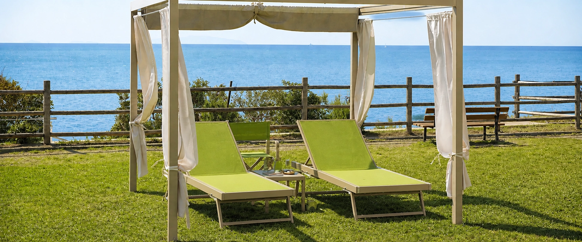 Due lettini prendisole Royal XL Toscano Forme sotto un gazebo con vista sul mare