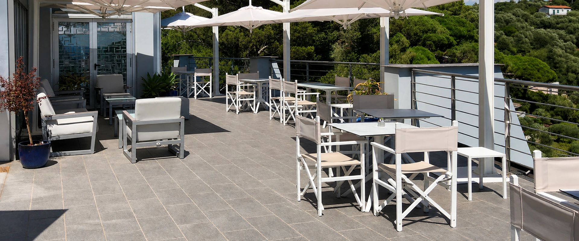 Sillas de director Sanremo en una terraza panorámica