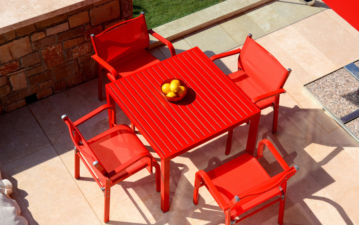 Roter Outdoor-Tisch mit Sitzmöbeln von Toscano Forme auf einer Terrasse