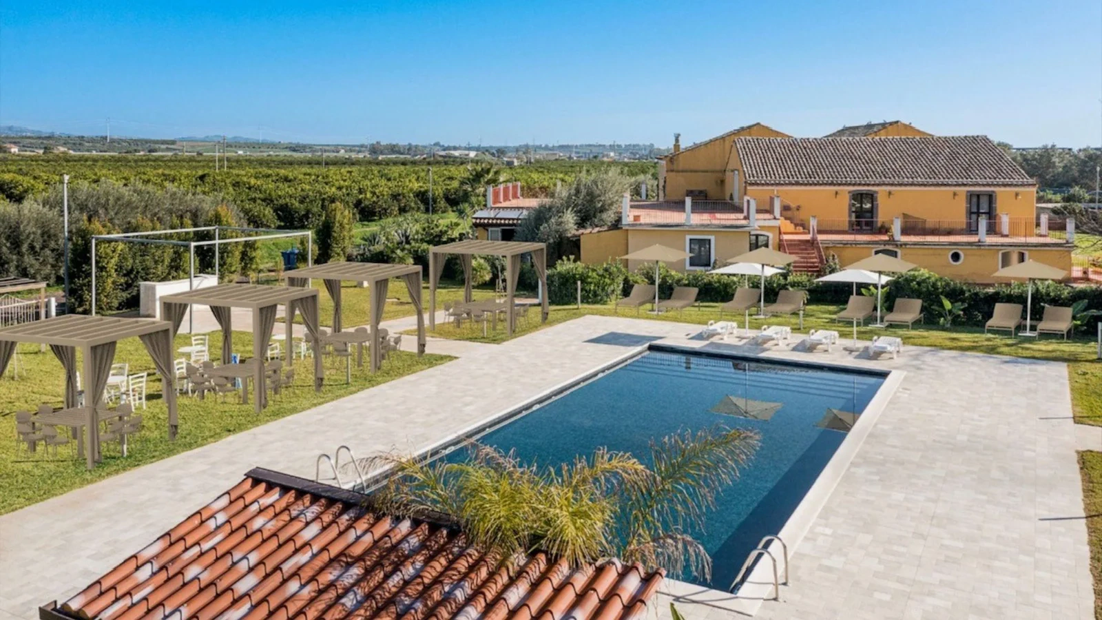 Proyecto residencial Toscano Forme con piscina y mobiliario outdoor